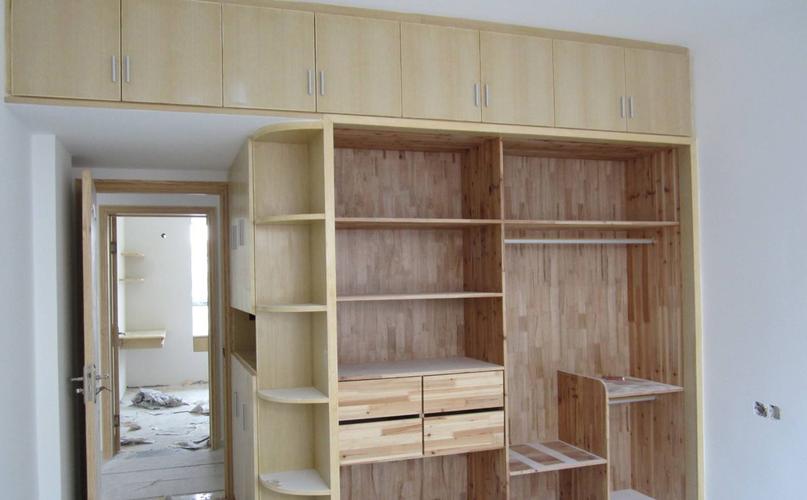 装修房子衣柜是全屋定制还是找木工现场制造